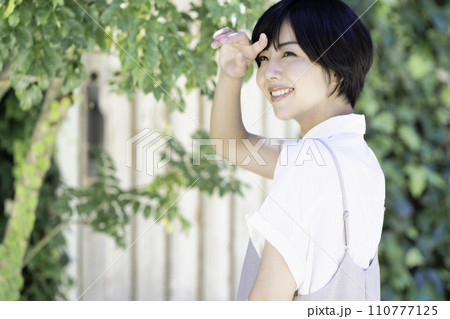 春の新緑を散策する女性 春の新緑を散策する女性 110777125