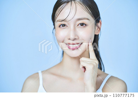 美容イメージ・顔を触る女性 美容イメージ・顔を触る女性 110777175