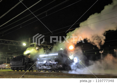 夜の水上駅を機回しするD51498蒸気機関車　単機バック運転　鉄道開業150周年記念 110777348