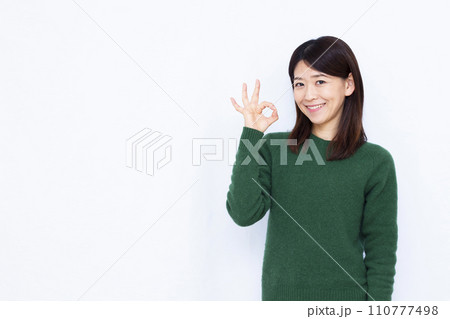 OKサインをしている40代の女性 110777498