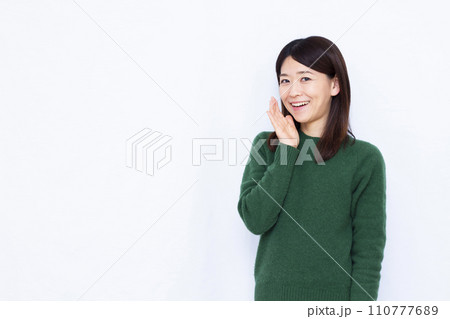 ささやいている40代の女性 110777689