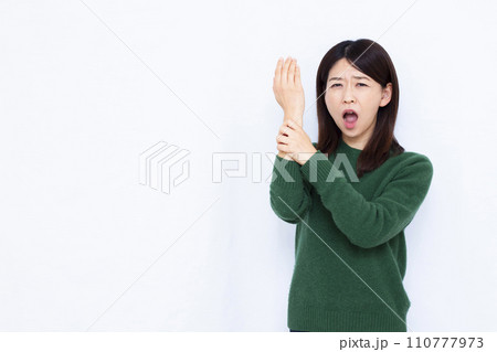 手荒れに悩む40代の女性 手荒れに悩む40代の女性 110777973