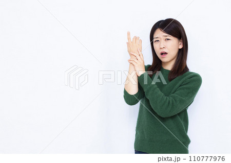 手荒れに悩む40代の女性 手荒れに悩む40代の女性 110777976