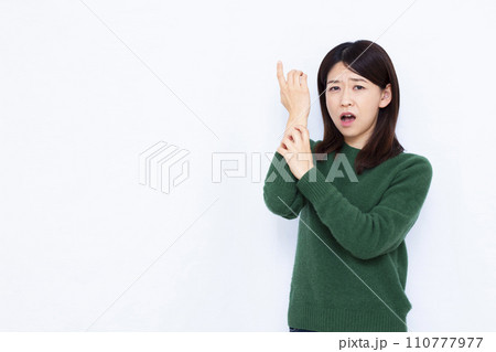 手荒れに悩む40代の女性 110777977