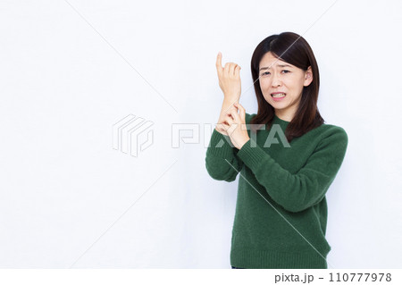 手荒れに悩む40代の女性 110777978