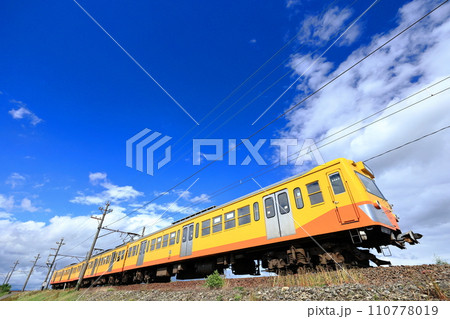 三岐鉄道三岐線　青空の元元西武鉄道の751系電車が行く 110778019