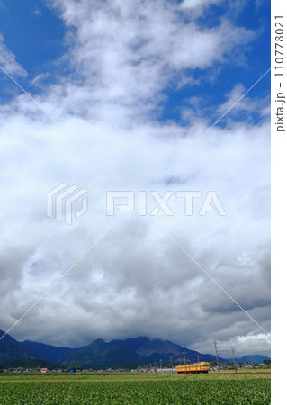 三岐鉄道三岐線　藤原岳をバックにのどかな田園地帯を行く元西武751系電車 110778021