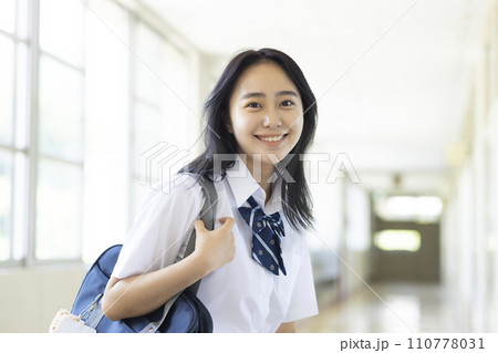 元気に登校する女子高生 元気に登校する女子高生 110778031