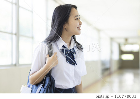 元気に登校する女子高生 元気に登校する女子高生 110778033