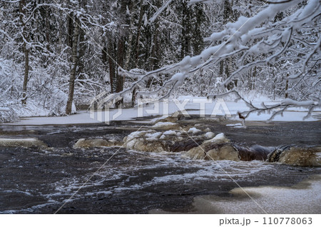 beautiful freezing river. ice rolls on the river 110778063