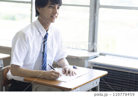 教室で勉強する男子生徒 教室で勉強する男子生徒 110778459