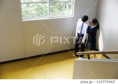 友達に相談する高校生 110778467