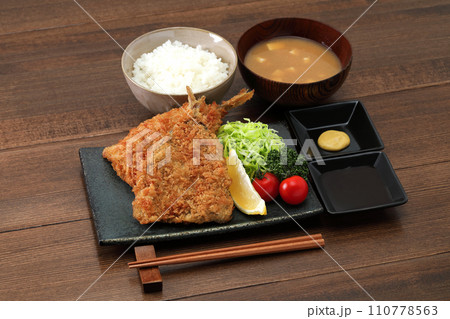 黒皿に盛ったアジフライ定食 黒皿に盛ったアジフライ定食 110778563