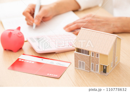 家計簿をつけるミドル女性の手元 家計簿をつけるミドル女性の手元 110778632