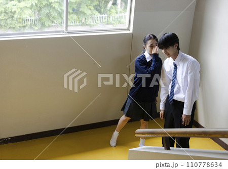 友達に相談する高校生 110778634