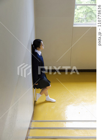 ひとりで悩む女子高生 110778636