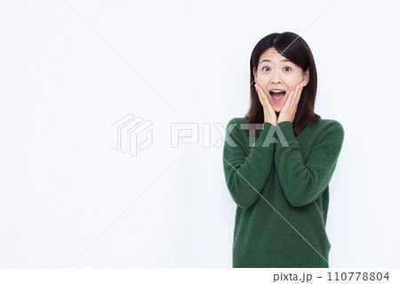 笑顔でびっくり驚く40代の女性 笑顔でびっくり驚く40代の女性 110778804