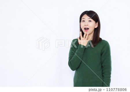 笑顔でびっくり驚く40代の女性 110778806