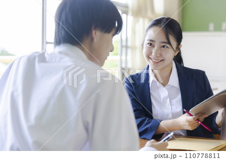 面談をする女性教師と男子学生 110778811