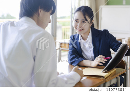 面談をする女性教師と男子学生 面談をする女性教師と男子学生 110778814