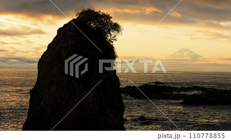 立石海岸から見る夕焼け 110778855