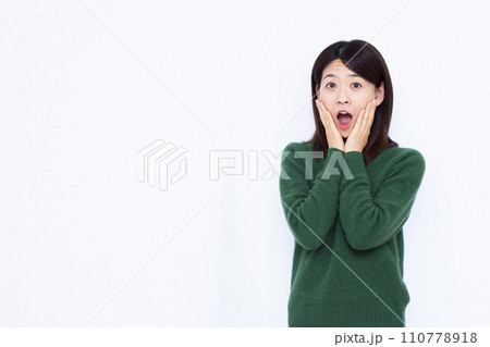 笑顔でびっくり驚く40代の女性 110778918