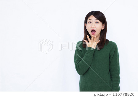 笑顔でびっくり驚く40代の女性 笑顔でびっくり驚く40代の女性 110778920