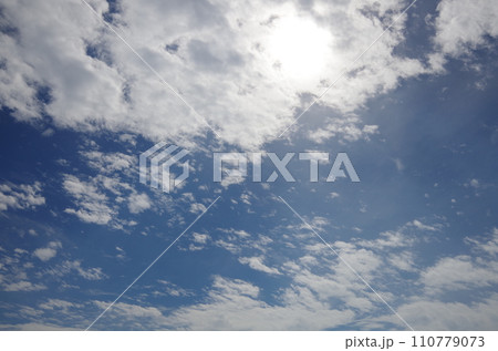 秋の空と白い雲 110779073