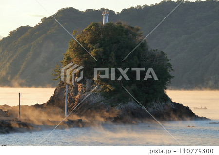 弁天島と立ち昇る気嵐 (高知県 中土佐町 双名島) 弁天島と立ち昇る気嵐 (高知県 中土佐町 双名島) 110779300