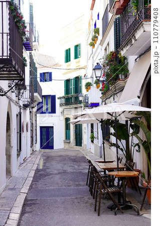 スペイン、バルセロナのリゾート地シッチェスの地中海の雰囲気がする通り 110779408