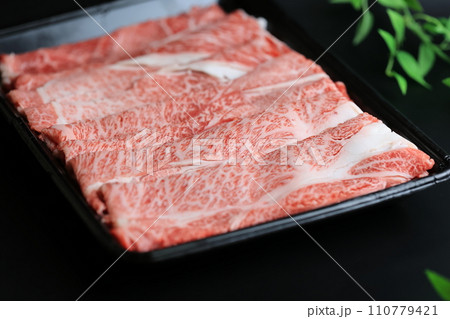 宮崎牛すき焼き用 肩ローススライス 110779421