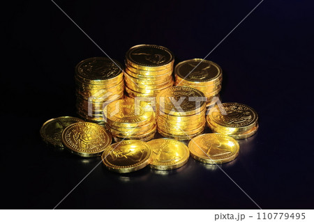 積み上げた金貨(コインチョコレート) 積み上げた金貨(コインチョコレート) 110779495