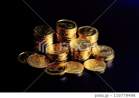 積み上げた金貨（コインチョコレート） 110779496