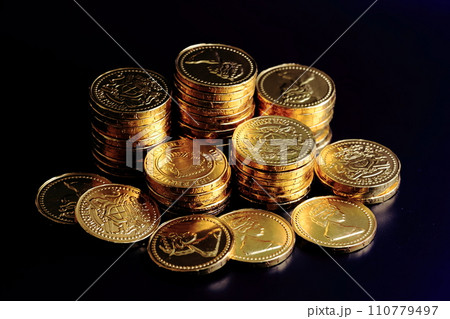積み上げた金貨（コインチョコレート） 110779497