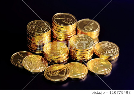 積み上げた金貨（コインチョコレート） 110779498