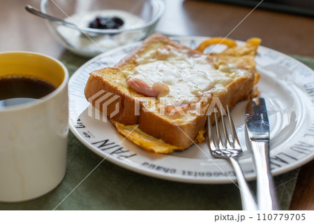 お皿にのったハムチーズトーストとホットコーヒー 110779705