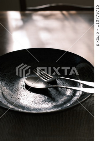食べ終わったお皿とスプーンとフォーク 食べ終わったお皿とスプーンとフォーク 110779715
