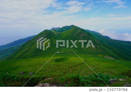 羅臼岳山頂直下からの知床半島の山々 110779766