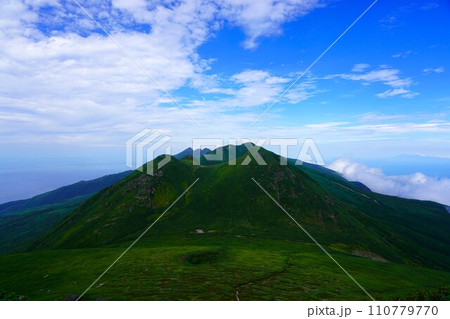 羅臼岳山頂直下からの知床半島の山々 110779770