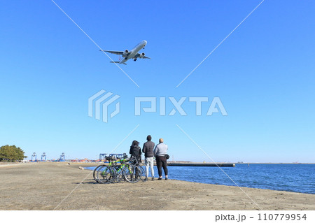 頭上を飛ぶ旅客機 頭上を飛ぶ旅客機 110779954