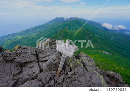 羅臼岳の山頂標識と知床連山 羅臼岳の山頂標識と知床連山 110780038