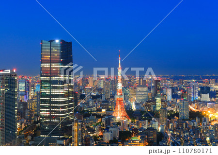麻布台ヒルズ森JPタワーと東京タワー周辺の夕景 110780171