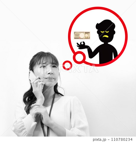 オレオレ詐欺・架空請求に遭う若い女性イメージ モノクロ オレオレ詐欺・架空請求に遭う若い女性イメージ モノクロ 110780234