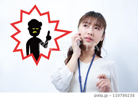 クレームに対応する女性イメージ クレームに対応する女性イメージ 110780238