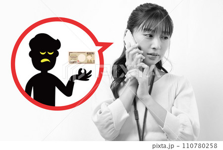 オレオレ詐欺・架空請求に遭う若い女性イメージ モノクロ オレオレ詐欺・架空請求に遭う若い女性イメージ モノクロ 110780258