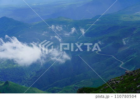 羅臼岳山頂からの知床峠へのワインディングロード 110780504