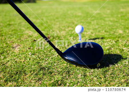 青空のゴルフ場・ティーグラウンドにティーアップされたゴルフボールとドライバー（千葉県富津市） 110780674