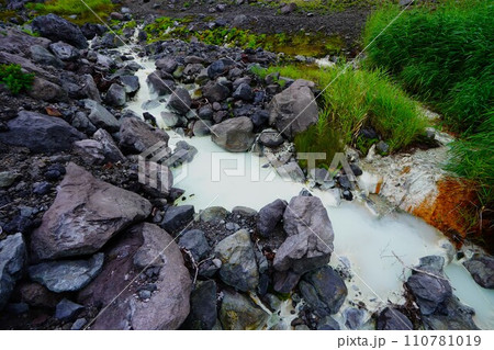 羅臼岳登山道泊場の硫黄の沢 110781019