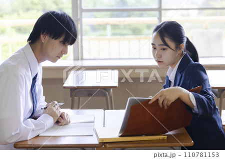 面談をする女性教師と男子学生 面談をする女性教師と男子学生 110781153