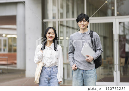 大学生イメージ カメラ目線で笑顔の若い男女 撮影協力:有明教育芸術短期大学 大学生イメージ カメラ目線で笑顔の若い男女 撮影協力:有明教育芸術短期大学 110781283